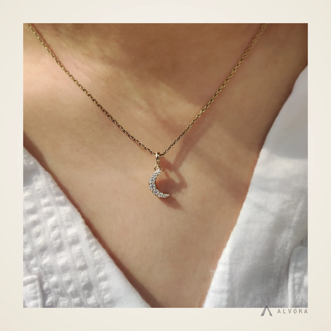 Nadia Round Pendant, round pendant lab-grown diamond pendant