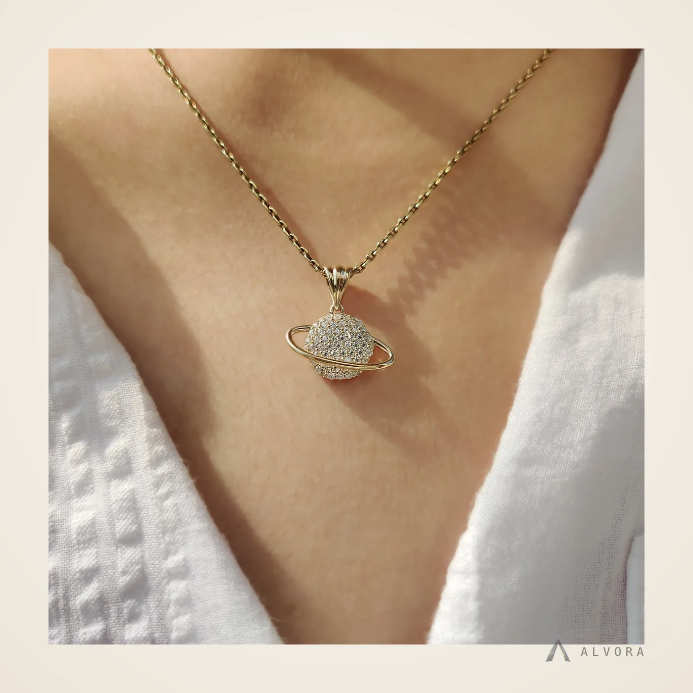 Ysolde Round Pendant, round pendant lab-grown diamond pendant