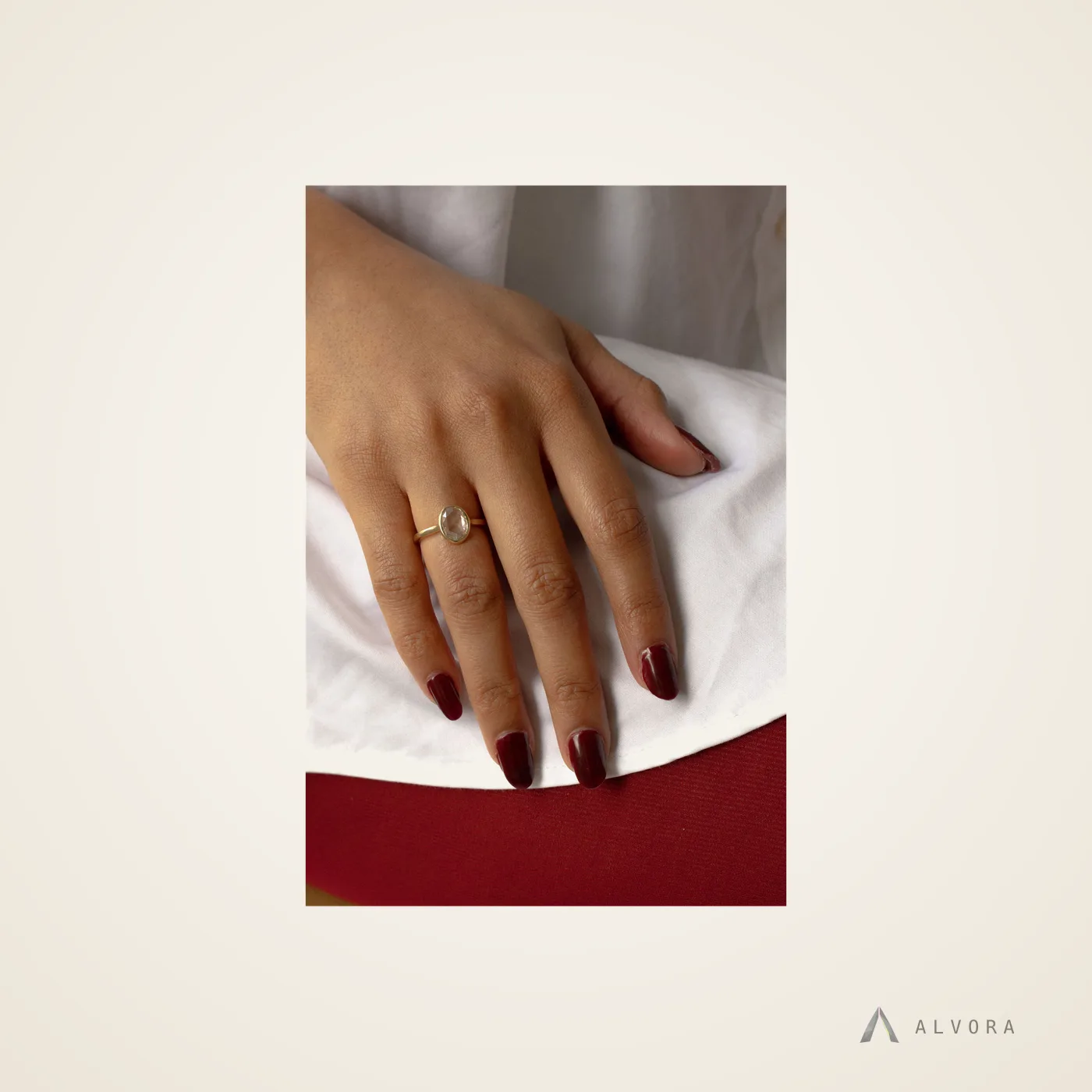 Jacinthe Oval Bezel, oval bezel lab-grown diamond engagement ring